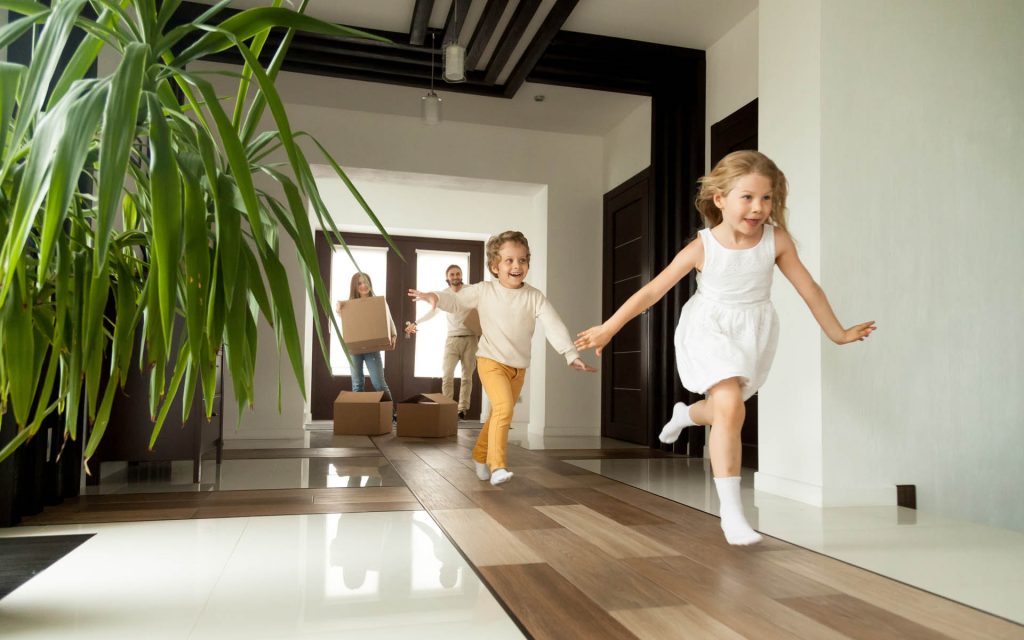 Família entrando em casa feliz, por ter feito um planejamento correto com profissionais de arquitetura e engenharia.